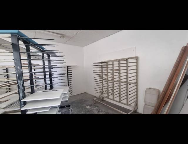 2,800M² WAREHOUSE FOR SALE IN VILLAGE DEEP